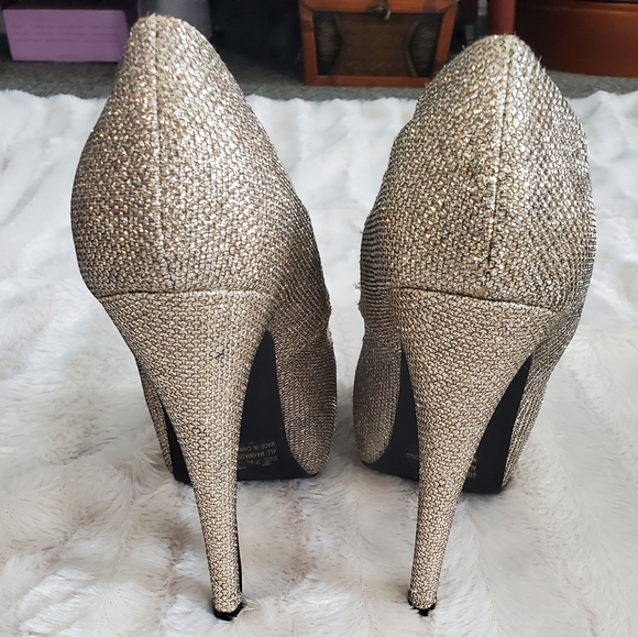 QUIPID~GOLD SPARKLING PLATFORM STILETTOS W/ RHINESTONES ON TOE & MESH ACCENTS! - Picture 5 of 16